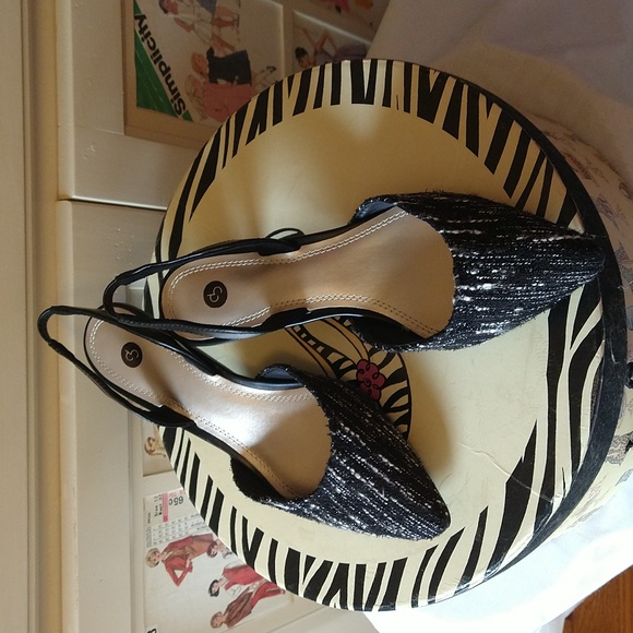 dressbarn Shoes - NIB dressbarn woven black and cream slingbacks Sz 8.5